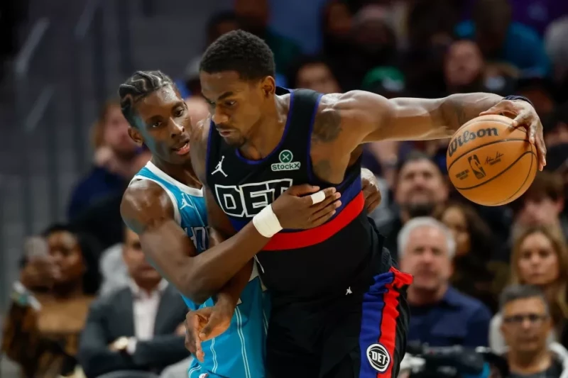 El pívot de los Pistons Jalen Duren avanza hacia la canasta frente al alero de los Hornets Moussa Diabate en el encuentro del 9 de febrero del 2026.