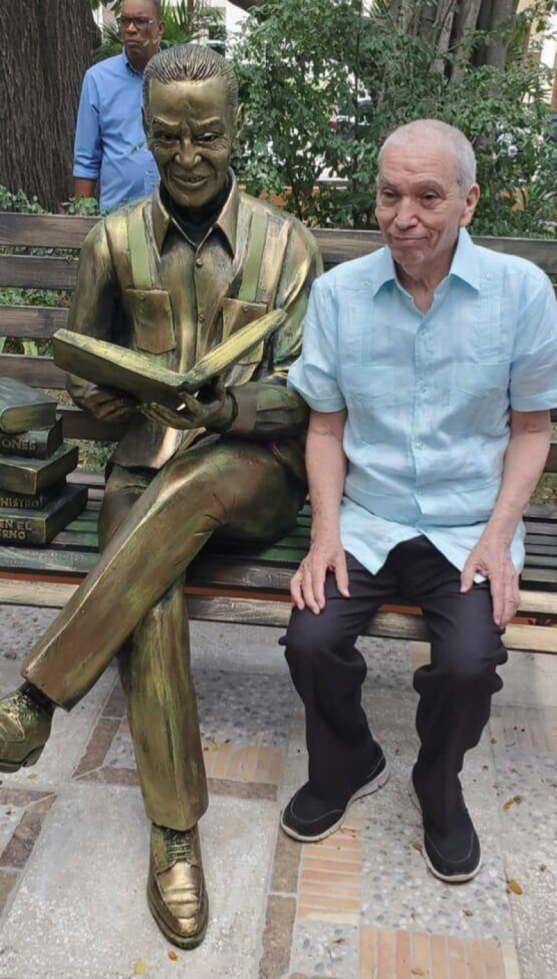 William Mejía, escritor ocoeño junto a la estatua develizada en 2023.