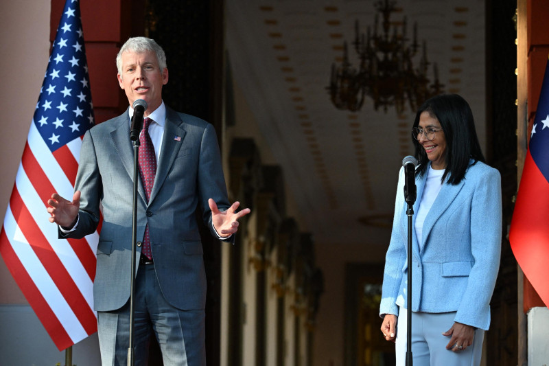 El secretario de Energía de Estados Unidos, Chris Wright (izq.), habla junto a la presidenta interina de Venezuela, Delcy Rodríguez, durante una conferencia de prensa después de una reunión en el Palacio Presidencial de Miraflores en Caracas el 11 de febrero de 2026.