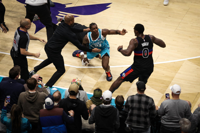 Moussa Diabate y Miles Bridges, de los Hornets, pelean contra Jalen Duren, de los Pistons, durante la segunda mitad de un partido de baloncesto en el Spectrum Center el 9 de febrero de 2026 en Charlotte