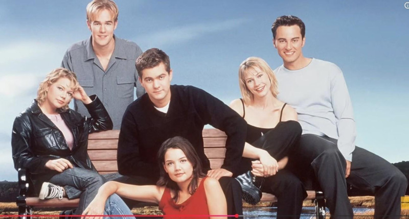 Entre los protagonistas de Dawson's Creek figuran James van der Beek como Dawson Leery, Katie Holmes como Joey Potter, Joshua Jackson como Pacey Witter, y Michelle Williams como Jen Lindley, en la ciudad ficticia de Capeside, Massachusetts.