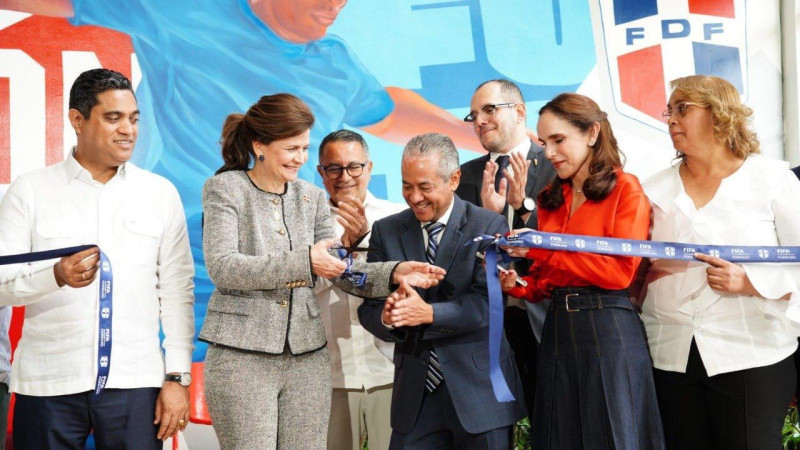 La vicepresidenta de la República Dominicana, Raquel Peña, reparte cintas luego de la inauguración del Centro de