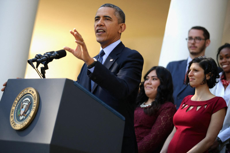 El Presidente de Estados Unidos, Barack Obama, pronuncia un discurso sobre el lanzamiento plagado de errores del sitio web de inscripción en línea de la Ley de Atención Médica Asequible en el Jardín de Rosas de la Casa Blanca.