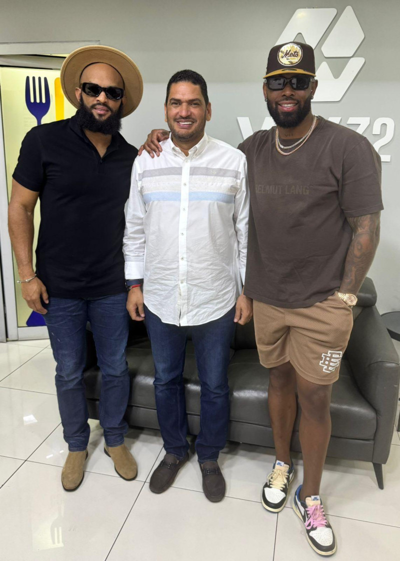 Emilio Bonifacio y José Reyes participarán en programas especiales. en la gráfica junto a Miguel Medina, Director de Comunicaciones del equipo dominicano que estará en el Clásico Mundial.