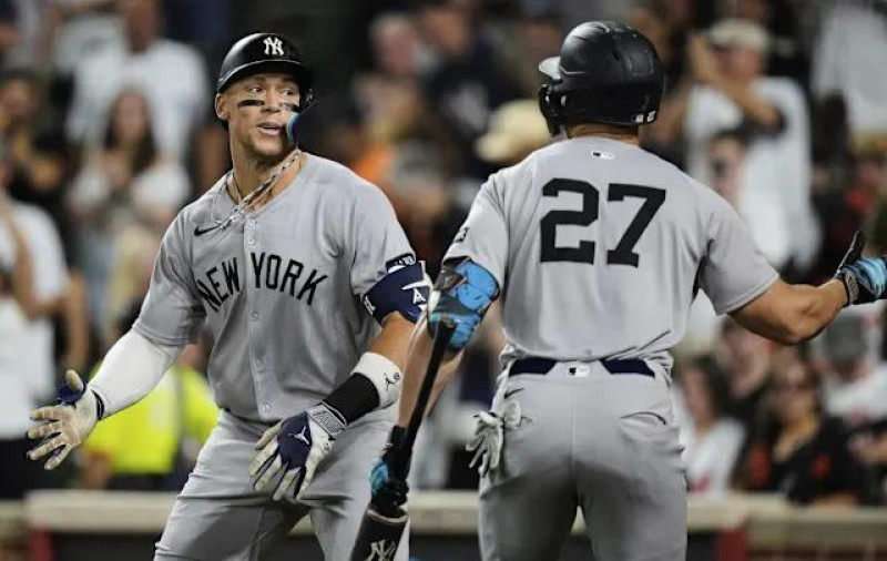 Aaron Judge y Giancarlo Stanton celebran un cuadrangular del "Juez" durante mediados de la pasada temporada.