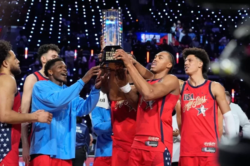 El equipo de Estrellas de Estados Unidos alza el trofeo de campeón después de superar a la Barras en la final del nuevo formato del Partido de Estrellas de la NBA.
