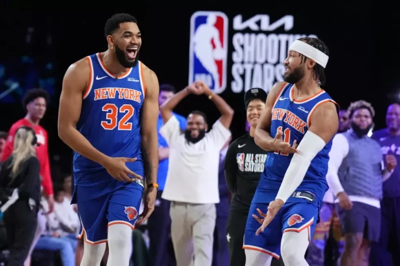 Karl-Anthony Towns y Jalen Brunson, de los Knicks, celebran durante la competencia de lances en el Fin de Semana del All Star de la NBA.