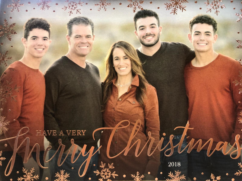 Austin Wells, con barba, figura juntos a sus dos hermanos y los padres de los tres, Michelle Fernández Greg Wells,