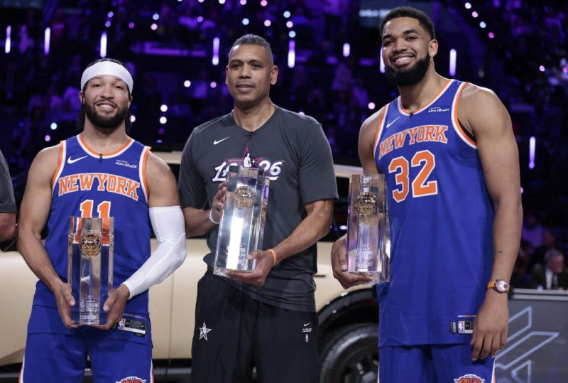 Jalen Brunson, Allan Houston y Karl-Anthony Towns tras ganar la competencia.
