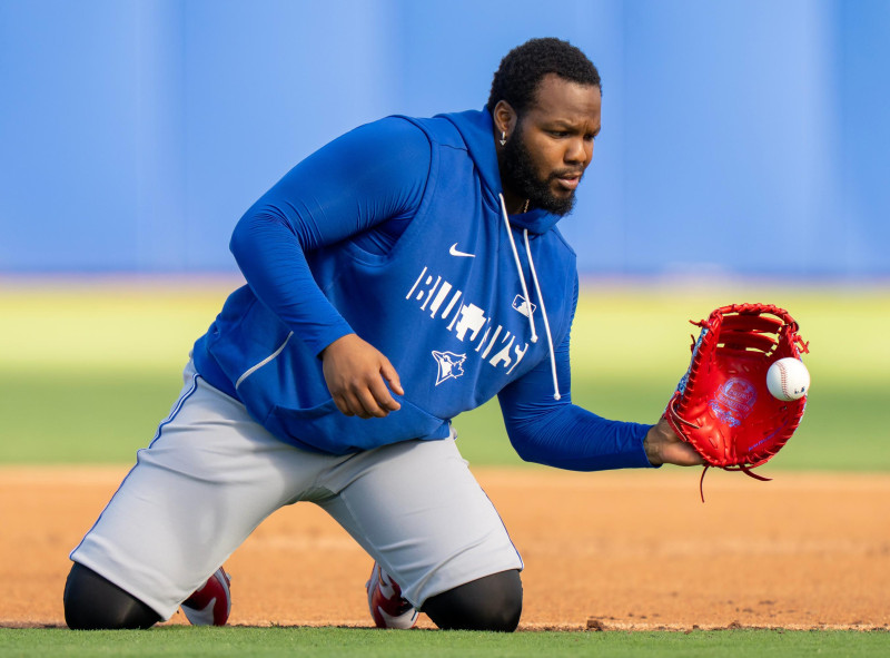 Vladimir Guerrero Jr fildea una rola durente los entrenamientos de primeravera del equipo en Dunedin, Florida, el lunes 16 de febrero de 2026