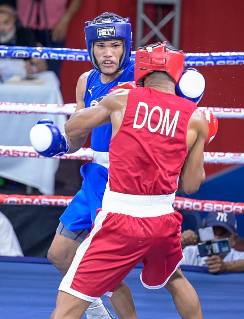 El cubano Erislandy Alvarez, de azul, intercambia golpes con el dominicano Miguel Angel Encarnación previo a vencerlo por decisión 3-2.