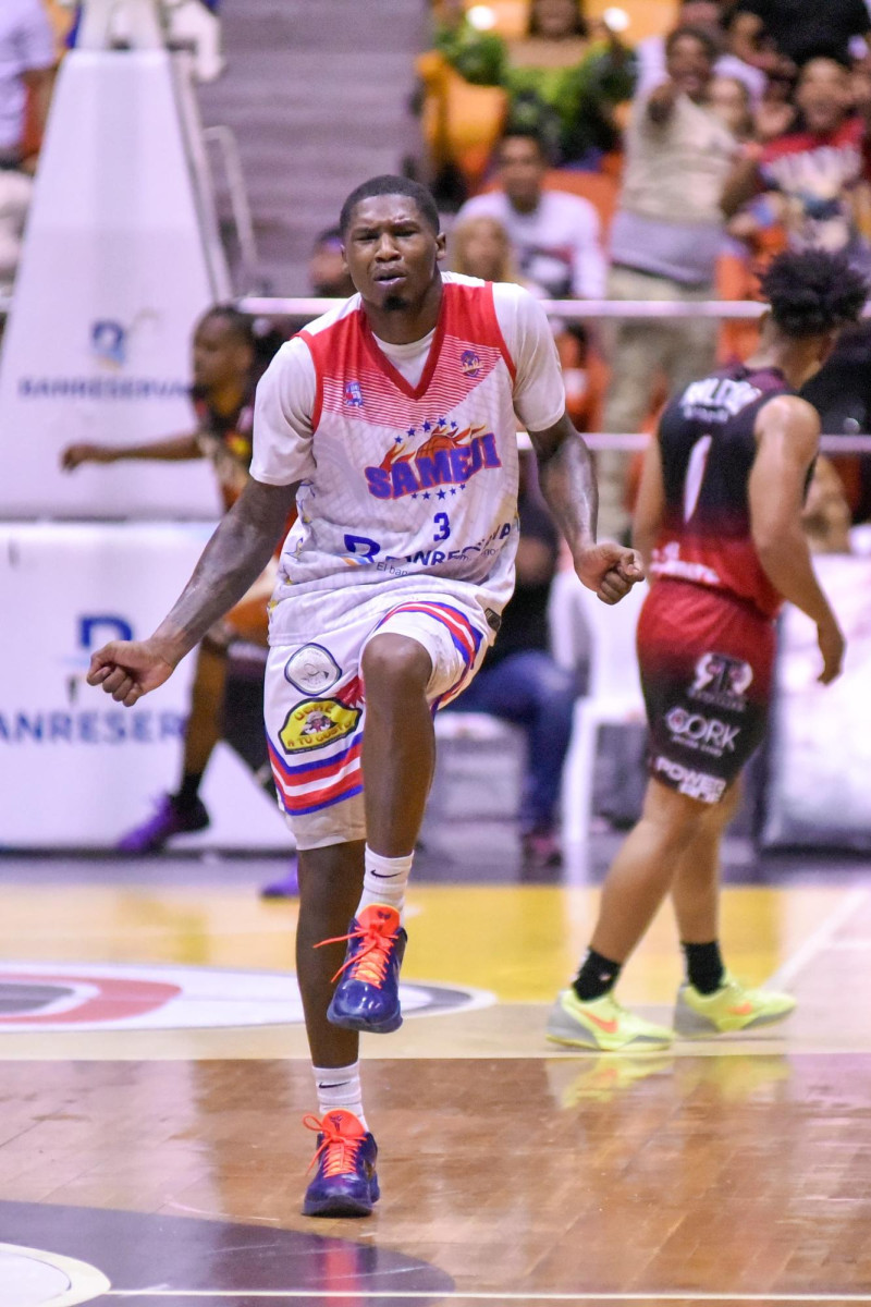 B.J. Fitzgerald, del Sameji, reacciona luego de anotar en el partido frente al Plaza Valerio, el 17 de febrero de 2026, en el torneo superior de Santiago.