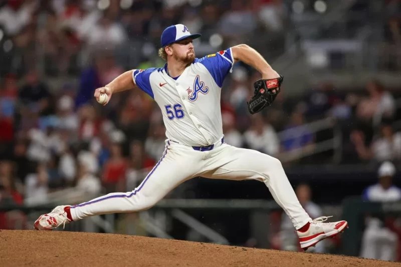 Spencer Schwellenbach, de los Bravos, durante el juego contra los Filis, el 28 de junio de 2025.