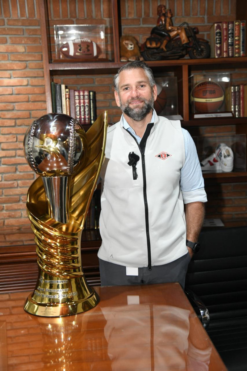 Eduardo Najri, presidente de los Leones del Escogido, posa con la Copa de Campeón Banreservas del pasado torneo.