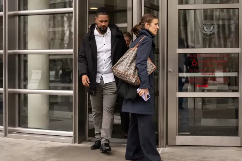 Emmanuel Clase, de los Guardianes, abandona la corte federal de Brooklyn, el 18 de febrero de 2026.