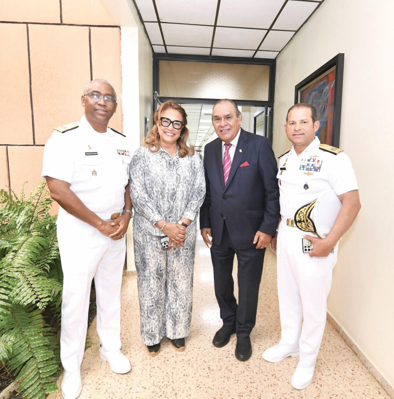 Vicealmirante comandante general Juan Bienvenido Crisóstomo Martínez, Gema Hidalgo, Miguel Franjul y contralmirante Juan Gilberto Núñez Abreu