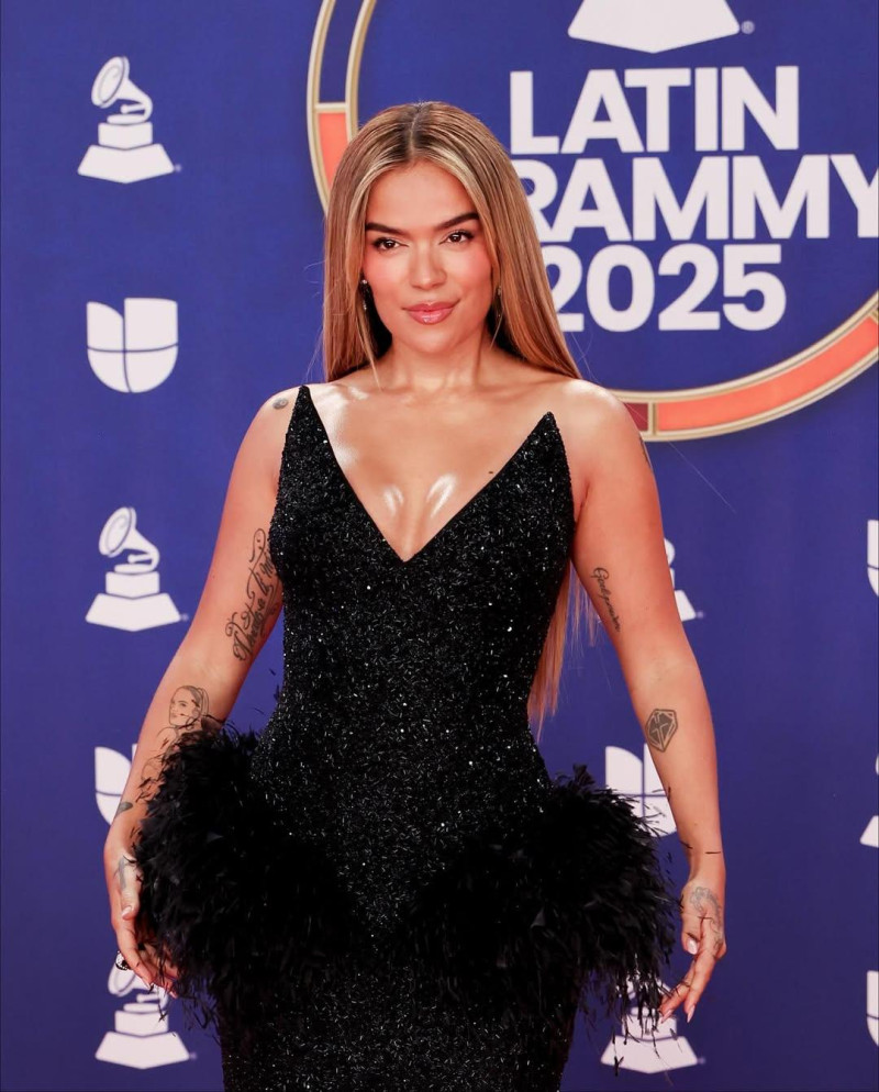 Karol G asiste a la 26.ª Entrega Anual del Latin GRAMMY en el MGM Grand Garden Arena el 13 de noviembre de 2025 en Las Vegas, Nevada.