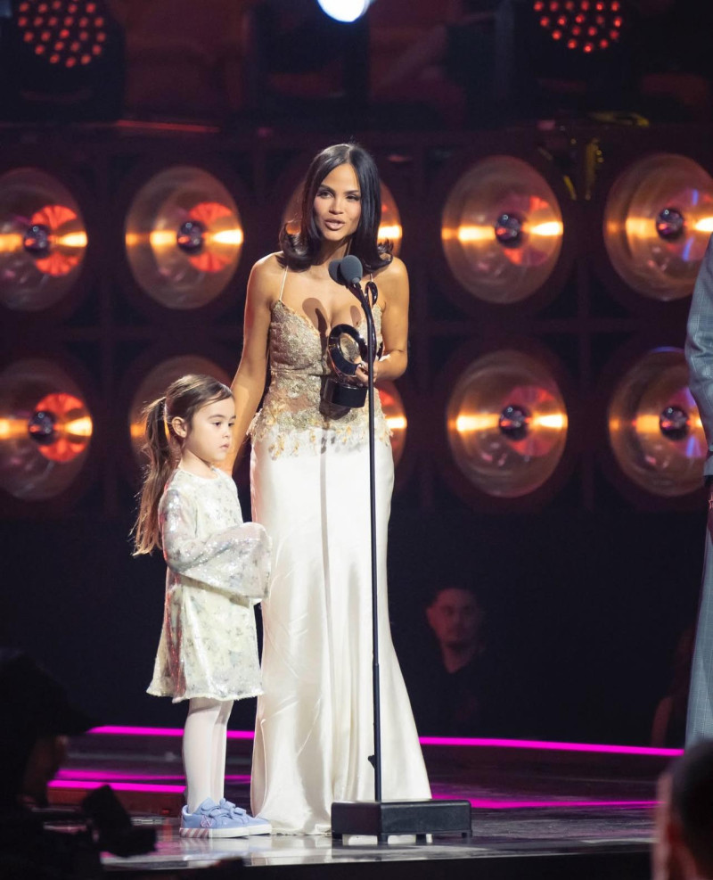 Natti Natasha en el escenario de Premio Lo Nuestro 2026 junto a su hija Vida Isabelle, se 4 años.