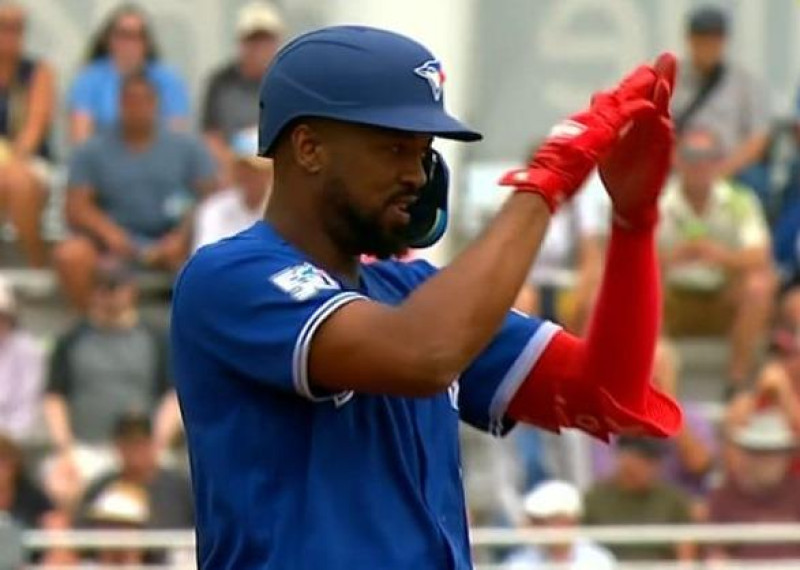 Eloy Jiménez hace gesto luego de pegar un doble.