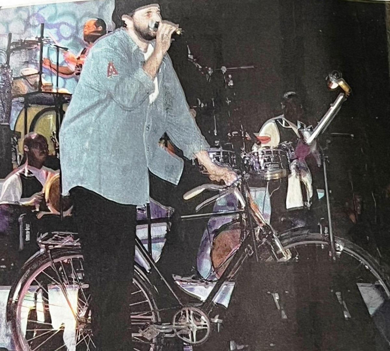Una imagen de hace 25 años cuando Juan Luis Guerra, en bicicleta, se presentó en el Estadio Cibao de Santiago.