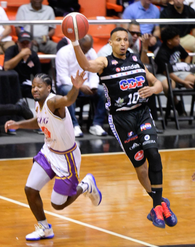 Adris De León, del CDP, se eleva en busca de realizar un pase en el partido del domingo frente al GUG en el torneo superior de Santiago.