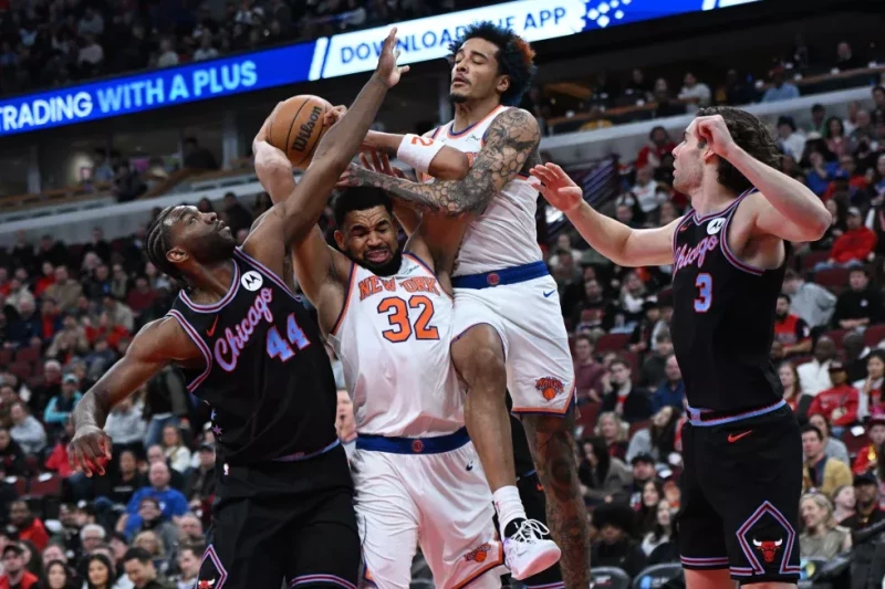 Karl-Anthony Towns y Jeremy Sochan, de los Knicks, luchan por un rebote contra Patrick Williams y Josh Giddy, de los Bulls, en la NBA el 22 de febrero, en Chicago.