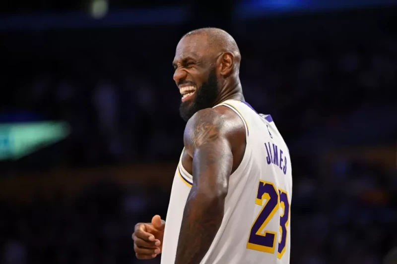 LeBron James, de los Lakers, sonrie durante el partido de la NBA contra los Celtics de Boston, el 22 de febrero de 2026, en Los Angeles.