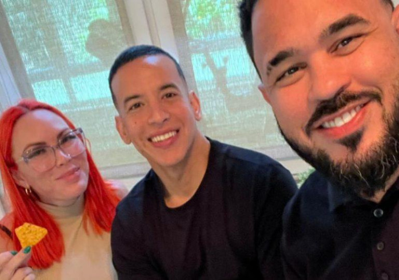 Mireddys González y Raphy Pina junto a Daddy Yankee.