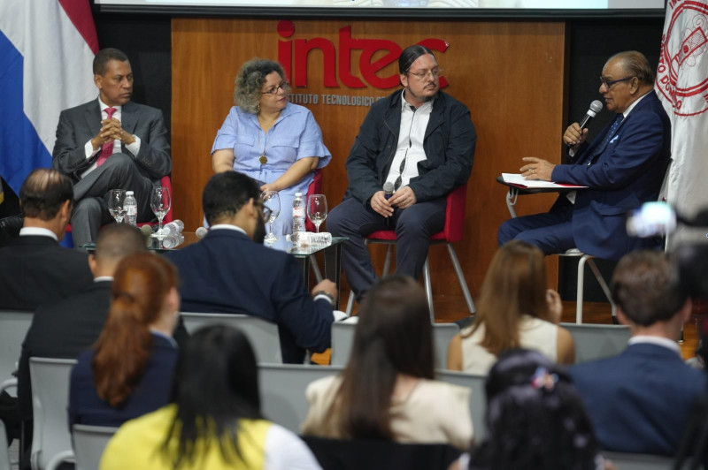 Miguel Franjul interviene durante el panel sobre IA, en Intec. Observan los panelistas.