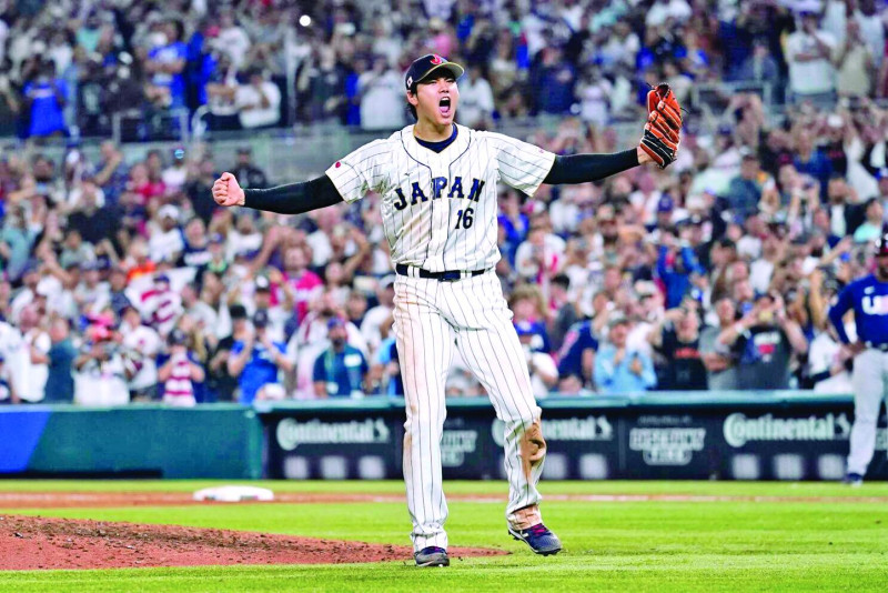 Shohei Ohtani, de Japón, celebra tras conseguir el out final en el Clásico Mundial del 2023.