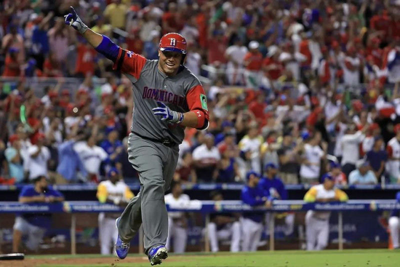 Welington Castillo celebra luego de conectar un hit remolcador ante Colombia.