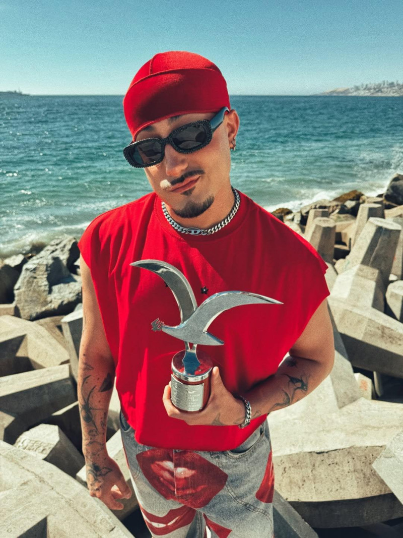 Johnny Sky recibe Gaviota de Plata en Viña del Mar 2026