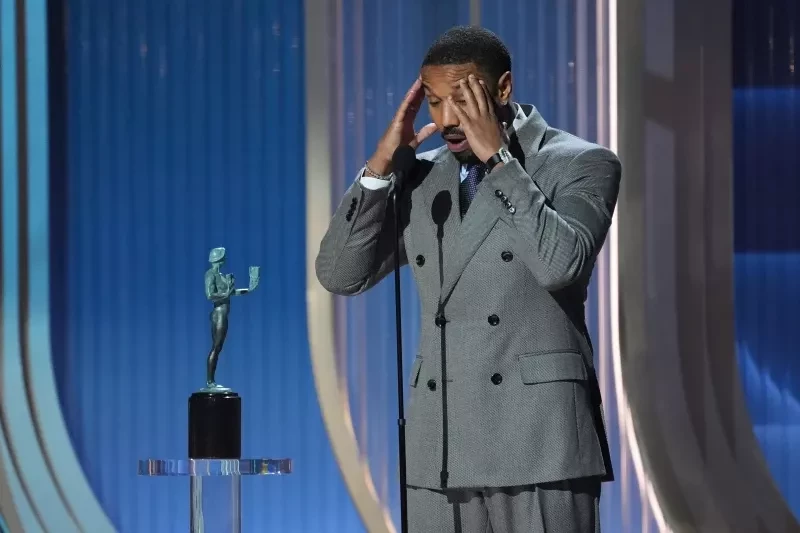 Michael B. Jordan acepta el premio a la mejor interpretación masculina en un papel protagónico por "Sinners" durante la 32.ª edición de los Premios al Actor, el domingo 1 de marzo de 2026, en el Shrine Auditorium and Expo Hall de Los Ángeles. (Foto AP/Chris Pizzello)