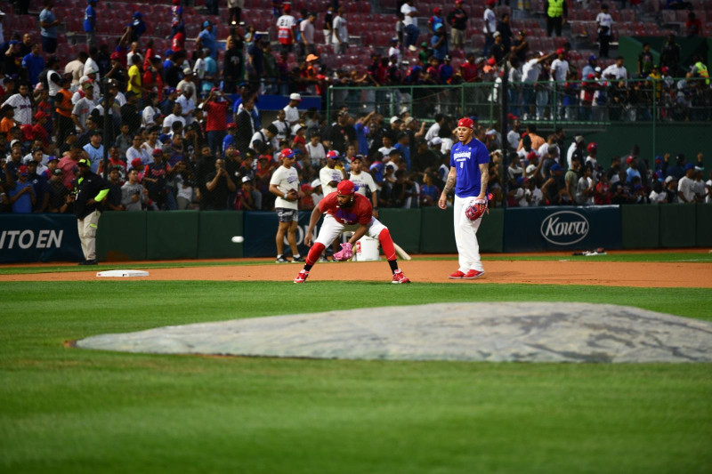 Junior Caminero durante una práctica defensiva junto a Manny Machado previo al encuentro de exhibición ante los Tigres de Detroit en el estadio Quisqueya Juan Marichal.