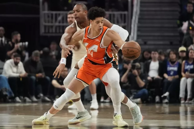 Yanic Konan Niederhauser, de los Clippers, controla el balón ante la defensa de Al Horford, de los Warriors, en el partido de la NBA, el 2 de marzo de 2026.