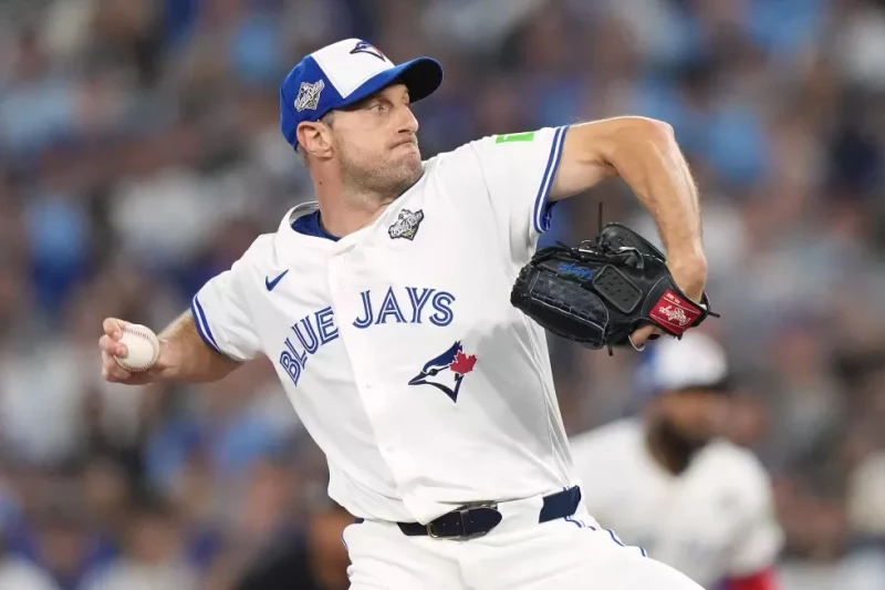 Max Scherzer, de los Azulejos, lanza contra los Dodgers en el séptimo juego de la Serie Mundial, el 1 de noviembre de 2025, en Toronto.