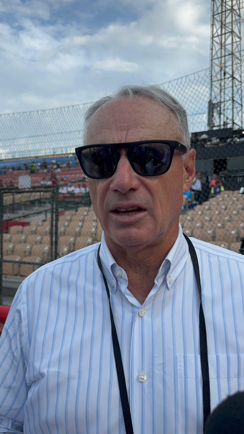 Rob Manfred al momento de dar sus declaraciones en el Estadio Quisqueya Juan Marichal.