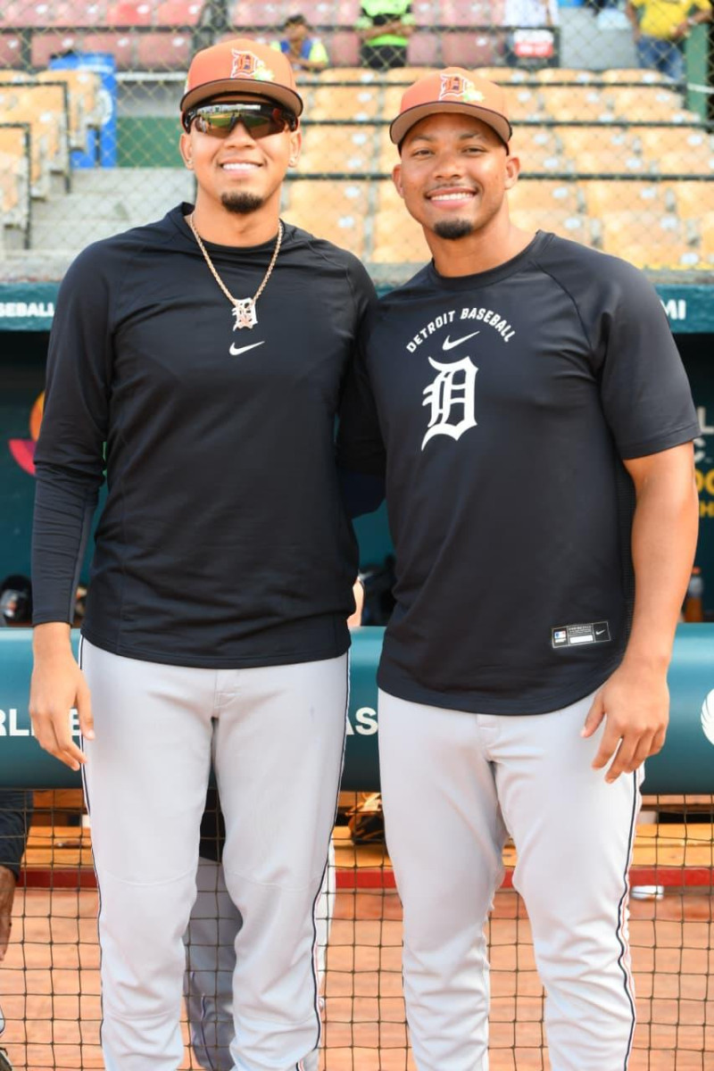 Thayron Liranzo y Wenceel Pérez  posan en el terreno del Estadio Quisqueya Juan Marichal.