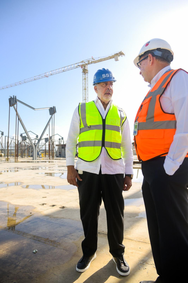 El ingeniero Félix García supervisa los trabajos de construcción de la nueva terminal aérea