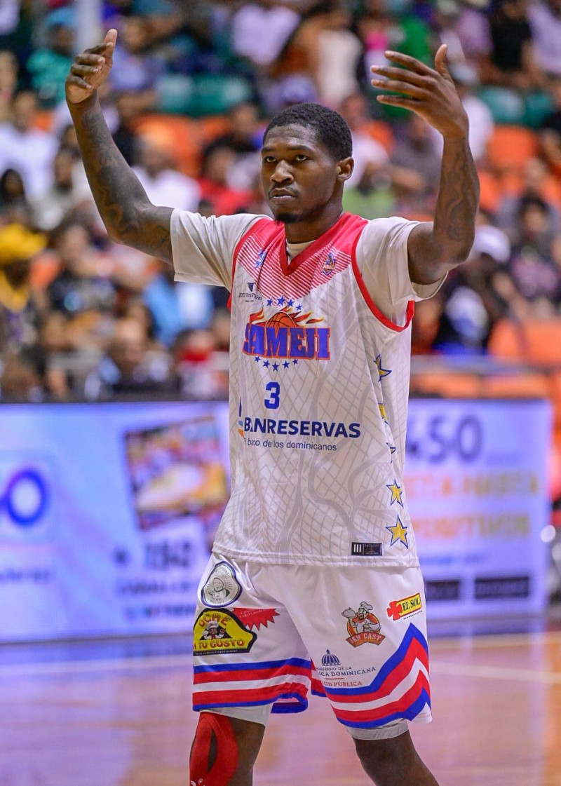B.J. Fitzgerald, del Sameji, gesticula durante el partido frente a Plaza Valerio en la semifinal del torneo de baloncesto superior de Santiago, el 4 de marzo de 2026.