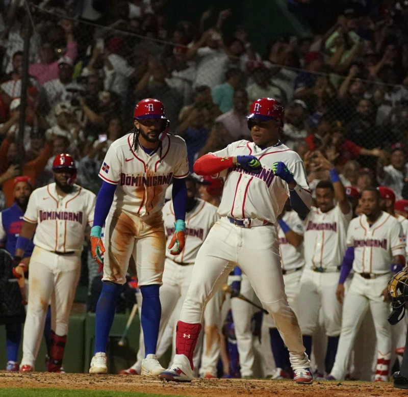 Juan Soto es recibido por FernandoTatis Jr. tras poner el equipo en la delantera durante el choque del martes por la noche.