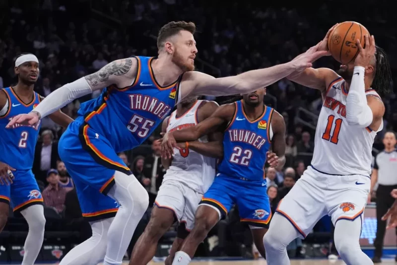 Isaiah Hartenstein, del Thunder, presiona a Jalen Brunson, de los Knicks, durante el juego de la NBA, el 4 de marzo de 2026, en Nueva York.