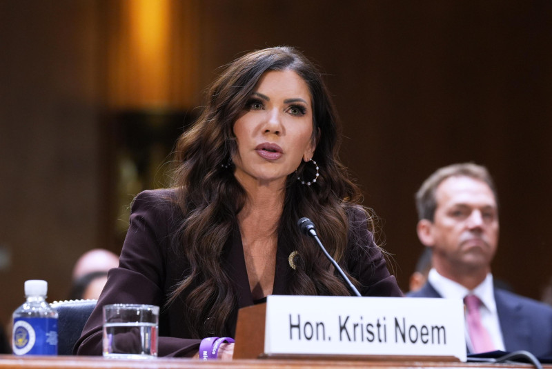 ARCHIVO - La secretaria de Seguridad Nacional, Kristi Noem, comparece ante una audiencia de supervisión ante el Comité Judicial del Senado, en el Capitolio de Washington, el 3 de marzo de 2026.