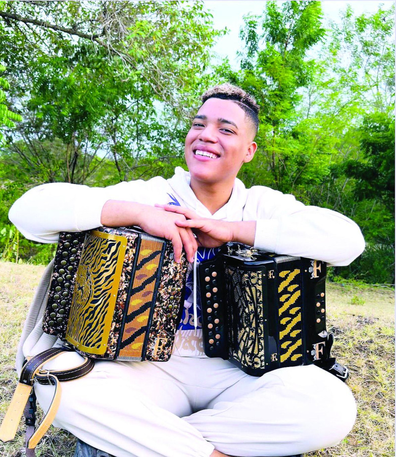 Cristhofher Reyes Rodríguez tiene 21 años, y hoy es conocido como La Fiera Típica, uno de los nombres jóvenes que más suenan dentro del merengue típico dominicano.