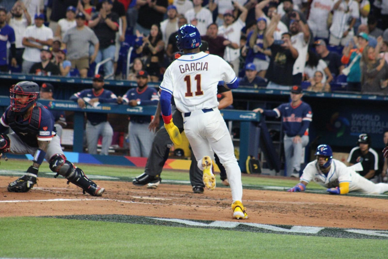 Maikel García se acerca al plato para anotar una de las seis carreras que Venezuela hizo en el partido contra Países Bajos.