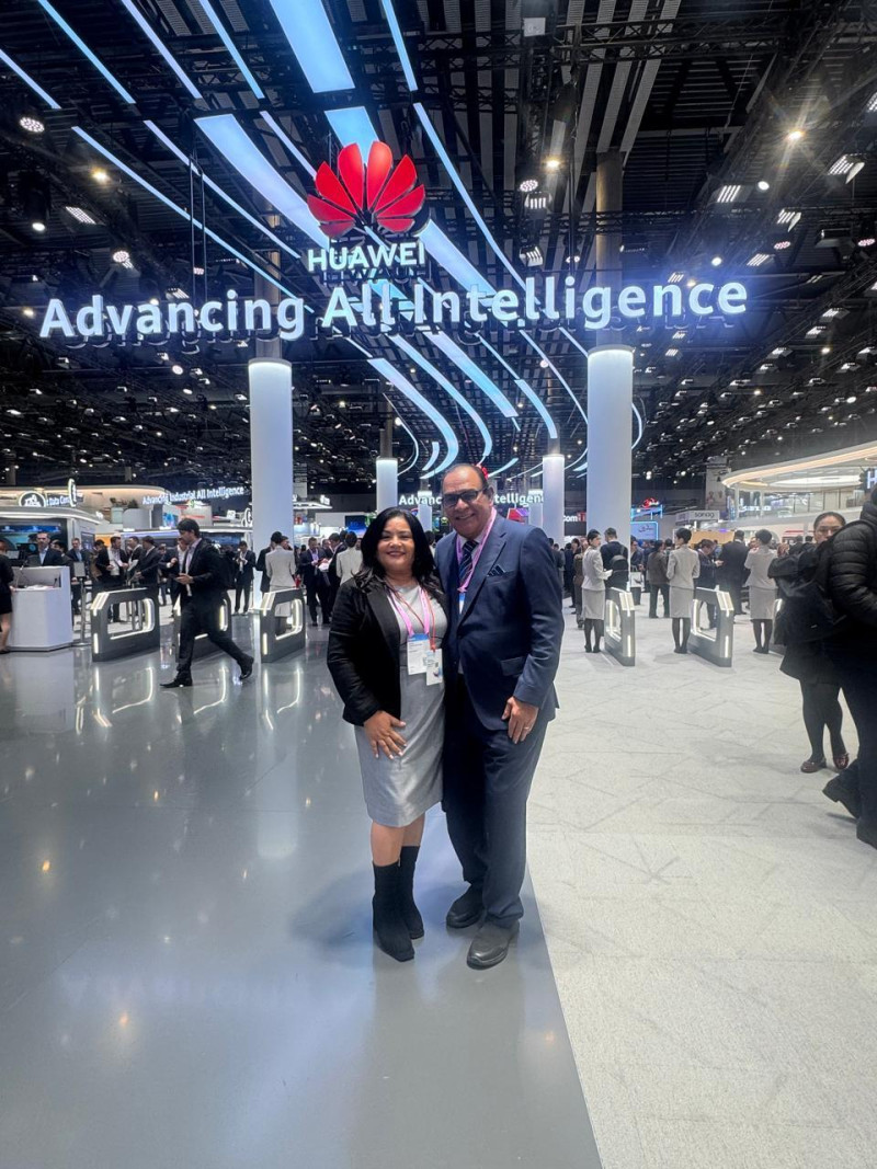 Los periodistas dominicanos Miguel Franjul y Wendy Santana durante su participación en el MWC 2026 en Barcelona, el evento tecnológico más importante del mundo, lo que subraya la urgencia de conectar al país con los avances de la IA y la inminente llegada de la tecnología 8G.