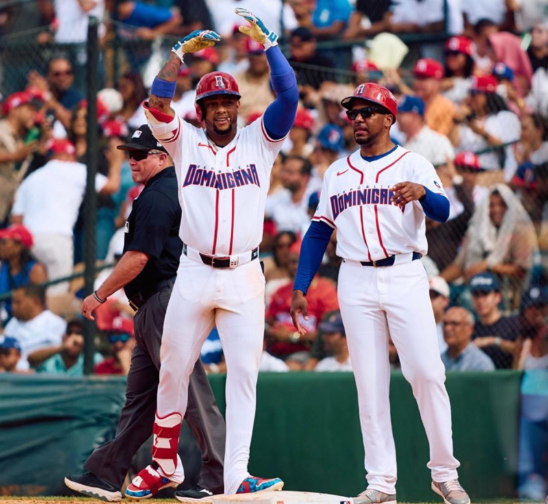 Ketel Marte reacciona a su cueva luego de conectar un sencillo en el primer partido del grupo D.