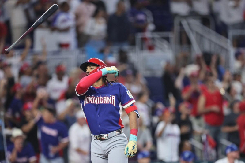 Fernando Tatis Jr., de República Dominicana, lanza el bate luego de pegar un grand slam frente a Israel, en el Clásico Mundial de Béisbol, el 9 de marzo de 2026.