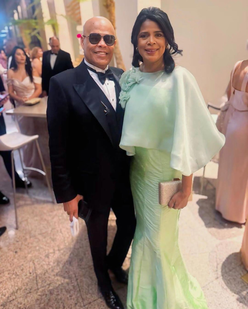 Lidia Pérez, hermana de Rubby Pérez, junto al artista.