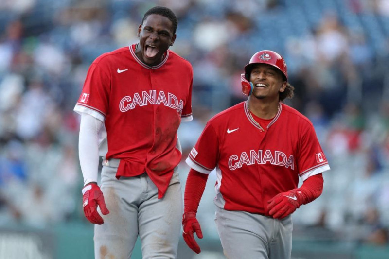 Denzel Clarke y Bo Naylor, de Canadá, celebran luego de anotar en el partido frente a Cuba del Clásico Mundial de Béisbol, el 11 de marzo de 2026.